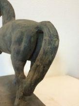 Prachtige sculptuur van een paard, zwaar gietijzeren beeld