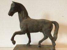 Prachtige sculptuur van een paard, zwaar gietijzeren beeld