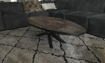 Robuuste ovale salontafel met fraai houten blad en ijzeren onderstel