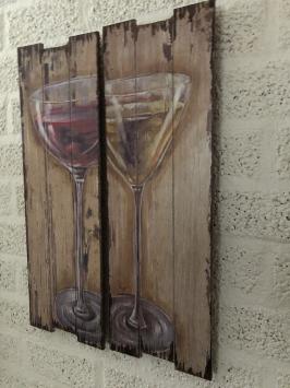 Set aus 2 Holzwandtellern mit ein Glas Weißwein und Rotwein