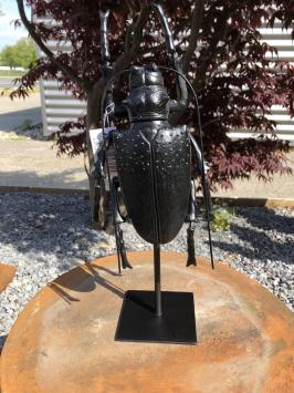 Kever polystone black op metalen stand