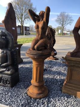 Stein Skulptur in Oxid - nackte kniende Frau