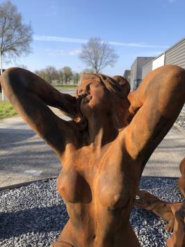 Stein Skulptur in Oxid - nackte kniende Frau