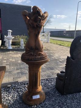 Stein Skulptur in Oxid - nackte kniende Frau