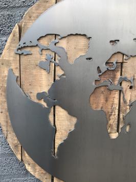 Großes Wandornament aus Holz mit einer Welt darauf, ein Meer aus Metall